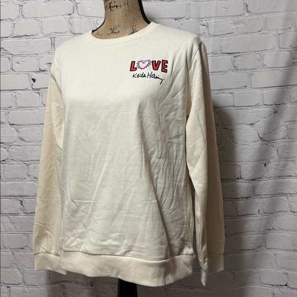 🆕 Keith Haring Cream Sweatshirt with Red Heart Design - Picture 3 of 7